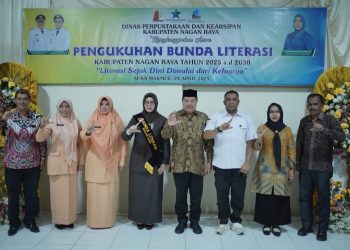 Prosesi pengukuhan dilaksanakan di Aula Dinas Perpustakaan dan Kearsipan Kabupaten Nagan Raya, Kompleks Perkantoran Suka Makmue pada Kamis (24/4/2025).