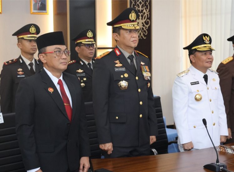 Kepala Kepolisian Daerah Kalimantan Tengah Irjen Pol Iwan Kurniawan, S.IK., M.Si. mengikuti upacara peringatan Hari Otonomi Daerah ke-29 Tahun 2025 secara virtual, bertempat di Ruang kerja Gubernur Kalteng, Jumat (25/04/25) pagi.