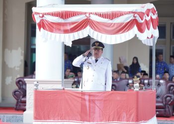 Upacara tersebut mengusung tema “Sinergi Pusat dan Daerah Membangun Nusantara Menuju Indonesia Emas 2045” dan dipimpin langsung oleh Bupati Nagan Raya, Dr. TR. Keumangan, S.H., M.H., yang bertindak sebagai inspektur upacara.