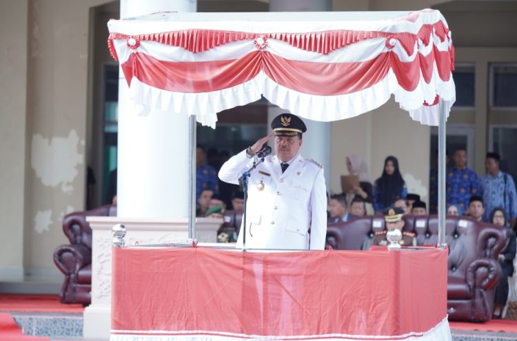 Upacara tersebut mengusung tema “Sinergi Pusat dan Daerah Membangun Nusantara Menuju Indonesia Emas 2045” dan dipimpin langsung oleh Bupati Nagan Raya, Dr. TR. Keumangan, S.H., M.H., yang bertindak sebagai inspektur upacara.