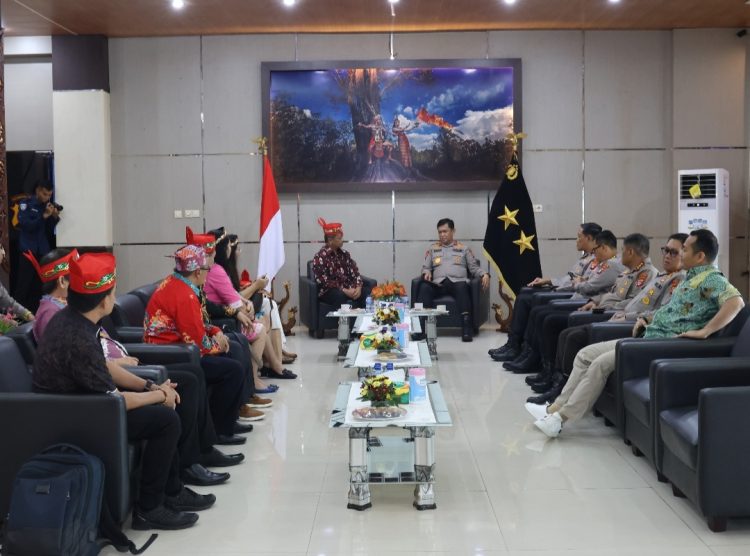 Kapolda Kalimantan Tengah, Irjen Pol Iwan Kurniawan, S.IK., M.Si. didampingi Wakapolda Brigjen Pol Dr. Rakhmad Setyadi menerima kunjungan audiensi dari Ikatan Cendekiawan Dayak Nasional di lobi Mapolda setempat, Jumat (25/4/2025) siang.