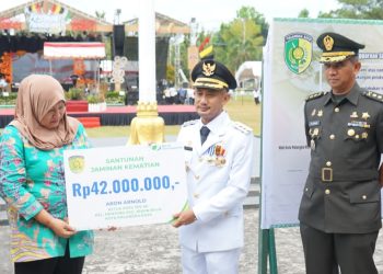 Dandim 1016/Palangkaraya dalam hal ini diwakili Kepala Staf Kodim 1016/Palangka Raya Letkol Arm Khazanatul Israr, S.Pd., M.M., bersama jajaran Forkopimda Kota Palangka Raya mengikuti Upacara Peringatan Hari Jadi Otonomi Daerah ke-29 Tahun 2025, bertempat di halaman kantor Walikota Palangka Raya Jl. Tjilik Riwut Km. 5, Jumat (25/04/2025).