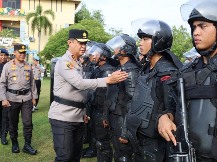 Kapolda Kalteng Irjen Pol Iwan Kurniawan dalam apel gelar pasukan, di Lapangan Barigas Mapolda setempat, Rabu (30/4/2025).