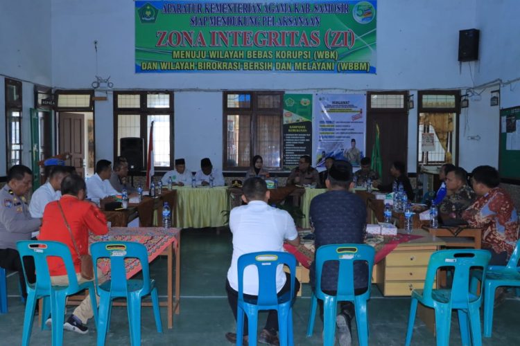 Kapolres Samosir AKBP Rina Frillya, S.I.K mengadakan silaturahmi dengan para tokoh agama Kabupaten Samosir. Kegiatan berlangsung di Kantor Kementerian Agama Kabupaten Samosir, Jln. Rianiate Desa Hutanamora Kecamatan Pangururan.Senin (28/4/2025) pukul 14:30 WIB.