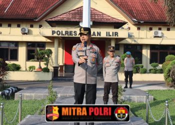 Apel digelar di lapangan utama Mapolres Ogan Ilir pukul 07.30 WIB, dipimpin langsung oleh Kapolres Ogan Ilir AKBP Bagus Suryo Wibowo, S.I.K., dan diikuti oleh Wakapolres Kompol Helmi Ardiansyah, S.H., para pejabat utama, serta seluruh personel Polres.
