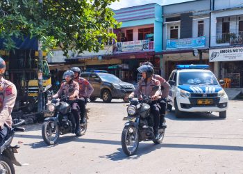 Polres Samosir bersama jajaran Polsek menggelar patroli serentak pada Kamis, 1 Mei 2025. Kegiatan yang dimulai pukul 10.00 WIB tersebut bertujuan untuk mengantisipasi potensi gangguan keamanan dan ketertiban masyarakat (kamtibmas) di wilayah hukum Polres Samosir.