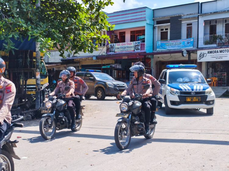 Polres Samosir bersama jajaran Polsek menggelar patroli serentak pada Kamis, 1 Mei 2025. Kegiatan yang dimulai pukul 10.00 WIB tersebut bertujuan untuk mengantisipasi potensi gangguan keamanan dan ketertiban masyarakat (kamtibmas) di wilayah hukum Polres Samosir.