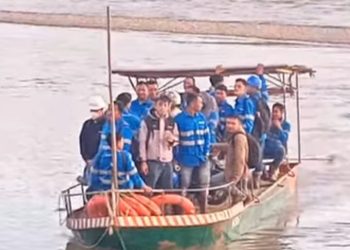 Kamis (01/05/25) sore kondisi ditempat penyebrangan yaitu di Gampong Paya Udeung, Seunagan Kabupaten Nagan Raya. Sungai dalam kondisi debit air tinggi dan keruh serta banyaknya material kayu yang hanyut membuat sang operator speed boat harus berhati-hati saat menyebrangkan para karyawan ini, baik yang lagi menuju ketempat kerjanya maupun yang pulang. (Foto. Dok: T. Ridwan, S.H/Mitrapolri.com)
