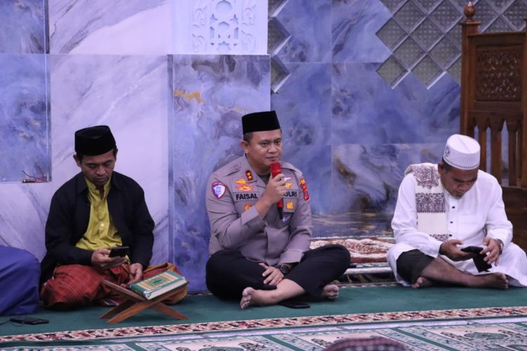 Kapolres Dairi, AKBP Faisal Andri Pratomo, SH, SIK, M.M., M.Si menjalin silaturahmi dengan pengurus Masjid Telaga Zam - Zam yang berada di Jalan Ahmad Yani Kelurahan Batang Beruh Kecamatan Sidikalang Kabupaten Dairi, Kamis (1/5/2025).