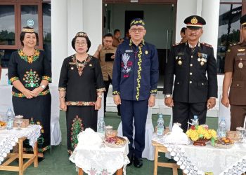 Hadir dalam upacara tersebut, Bupati yang diwakili Wakil Bupati dan unsur FKPD lainnya, Sekda, para asisten, kepala SKPD, pimpinan dari badan/instansi di Gunung Mas dan para tokoh pendidikan Gunung Mas. Dalam pasukan upacara hadir unsur dari TNI, Polri, Satpol PP, ASN, Pramuka dan pelajar. Secara khusus, kehadiran Dandim 1016/Plk yang diwakili Pabung Kodim 1016/Plk, merupakan wujud komitmen untuk memperkokoh kemanunggalan TNI-Rakyat dan komponen bangsa lainnya.