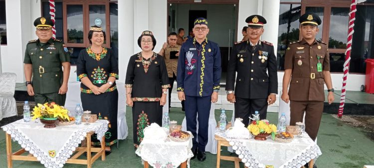 Hadir dalam upacara tersebut, Bupati yang diwakili Wakil Bupati dan unsur FKPD lainnya, Sekda, para asisten, kepala SKPD, pimpinan dari badan/instansi di Gunung Mas dan para tokoh pendidikan Gunung Mas. Dalam pasukan upacara hadir unsur dari TNI, Polri, Satpol PP, ASN, Pramuka dan pelajar. Secara khusus, kehadiran Dandim 1016/Plk yang diwakili Pabung Kodim 1016/Plk, merupakan wujud komitmen untuk memperkokoh kemanunggalan TNI-Rakyat dan komponen bangsa lainnya.