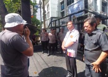 Jumat (2/5/25), dengan didampingi kuasa hukumnya Paul JJ Tambunan, Ayah korban menggelar aksi damai di Gedung DPRD Sumut.