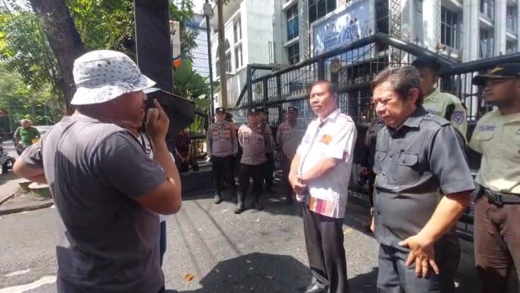 Jumat (2/5/25), dengan didampingi kuasa hukumnya Paul JJ Tambunan, Ayah korban menggelar aksi damai di Gedung DPRD Sumut.