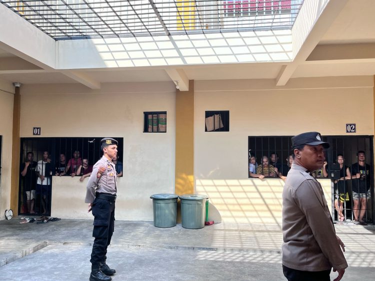Satuan Tahanan dan Barang Bukti (Sattahti) Polresta Palangka Raya melaksanakan pemeriksaan rutin terhadap jumlah dan kondisi para tahanan di ruang tahanan Mapolresta, Sabtu (3/5/2025).