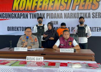 Kabidhumas Polda Kalteng Kombes Pol Erlan Munaji, mewakili Kapolda Irjen Pol Iwan Kurniawan, didampingi Dirresnarkoba Kombes Pol Dodo, saat konferensi pers, di Lobi Mapolda setempat, Sabtu (3/5/2025).