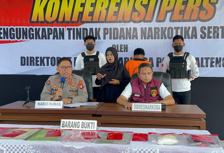 Kabidhumas Polda Kalteng Kombes Pol Erlan Munaji, mewakili Kapolda Irjen Pol Iwan Kurniawan, didampingi Dirresnarkoba Kombes Pol Dodo, saat konferensi pers, di Lobi Mapolda setempat, Sabtu (3/5/2025).