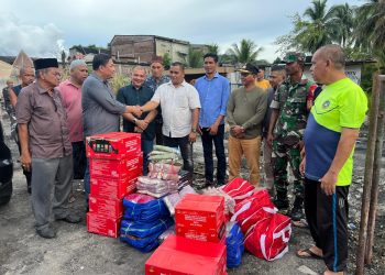 Edi Kamal, Amd.Kep Anggota DPRA Dapil 10, Minggu (04/05/25) menyambangi masyarakat korban kebakaran pasar lamno kecamatan Jaya Kabupaten Aceh Jaya dan menyalurkan bantuan tanggap darurat berupa selimut, hijab, makanan siap saji dan beberapa keperluan sehari-hari lainnya.