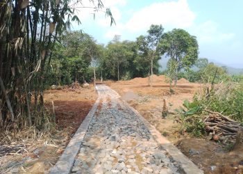 Inilah Jalan sepanjang 276 M X 2 M X 10 Cm & TPT sepanjang 276 M X 0.3 M X 0,25 Cm yang akan di realisasikan pekerjaannya melalui Dana Desa Senilai Rp.134 Juta Lebih.(Foto. Dok: RH/Mitrapolri.com/05/05/2025)