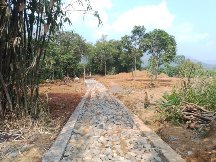Inilah Jalan sepanjang 276 M X 2 M X 10 Cm & TPT sepanjang 276 M X 0.3 M X 0,25 Cm yang akan di realisasikan pekerjaannya melalui Dana Desa Senilai Rp.134 Juta Lebih.(Foto. Dok: RH/Mitrapolri.com/05/05/2025)