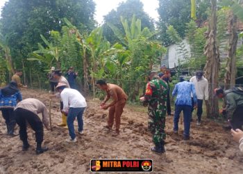 Bhabinkamtibmas Polsek Rantau Alai Bripka Rocky menghadiri kegiatan penanaman jagung yang dilaksanakan pada hari Senin, 5 Mei 2025, sekitar pukul 10.00 WIB di Dusun 3, Desa Tanjung Mas, Kecamatan Rantau Alai, Kabupaten Ogan Ilir.