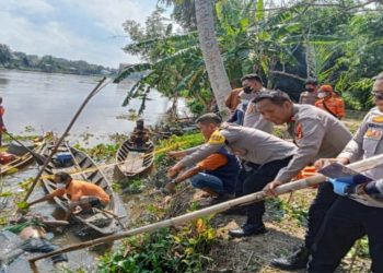 Warga Desa Serigeni Baru, Kecamatan Kayuagung, Kabupaten Ogan Komering Ilir (OKI), digegerkan dengan penemuan mayat laki-laki tanpa identitas (Mr. X) hanyut di aliran sungai Dusun III RT.12 pada Selasa pagi (06/05/2025) sekitar pukul 07.00 WIB.