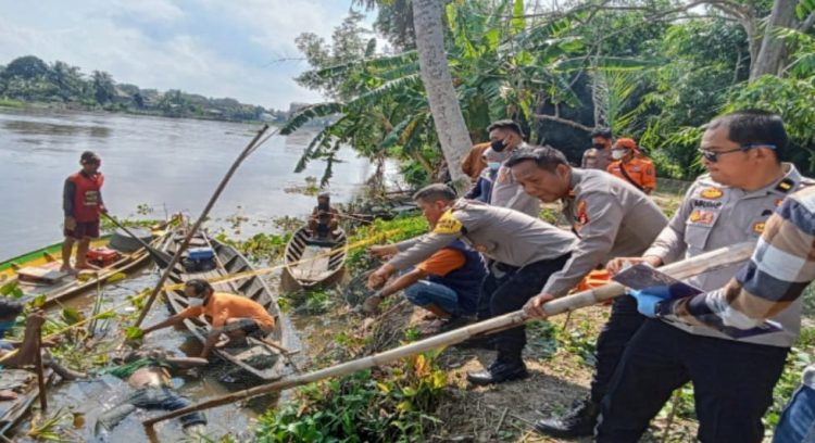 Warga Desa Serigeni Baru, Kecamatan Kayuagung, Kabupaten Ogan Komering Ilir (OKI), digegerkan dengan penemuan mayat laki-laki tanpa identitas (Mr. X) hanyut di aliran sungai Dusun III RT.12 pada Selasa pagi (06/05/2025) sekitar pukul 07.00 WIB.