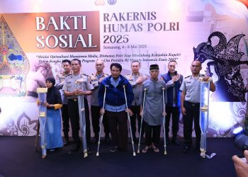 Penyerahan bantuan tersebut dilakukan oleh Asisten Kapolri Bidang SDM Irjen Pol. Anwar, S.I.K., M.Si., Gubernur Akpol Irjen Pol. Midi Siswoko, S.I.K., Kapolda Jawa Tengah Irjen Pol. Dr. Ribut Hari Wibowo, S.H., S.I.K., M.H. serta Kadivhumas Polri Irjen Pol. Dr. Sandi Nugroho, S.I.K., S.H., M.Hum.