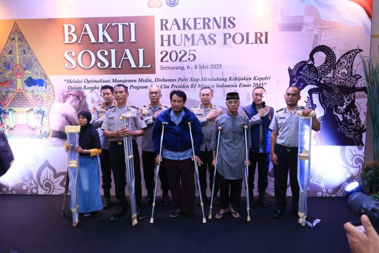 Penyerahan bantuan tersebut dilakukan oleh Asisten Kapolri Bidang SDM Irjen Pol. Anwar, S.I.K., M.Si., Gubernur Akpol Irjen Pol. Midi Siswoko, S.I.K., Kapolda Jawa Tengah Irjen Pol. Dr. Ribut Hari Wibowo, S.H., S.I.K., M.H. serta Kadivhumas Polri Irjen Pol. Dr. Sandi Nugroho, S.I.K., S.H., M.Hum.