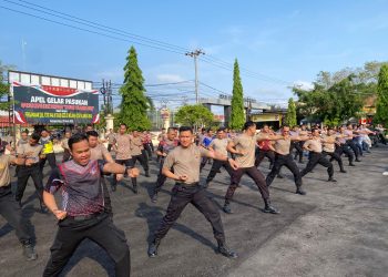Polresta Palangka Raya melaksanakan kegiatan Latihan Peningkatan Kemampuan Bela Diri Polri bagi seluruh personel, yang digelar di halaman Mako olresta Palangka Raya, Selasa (6/5/2025).