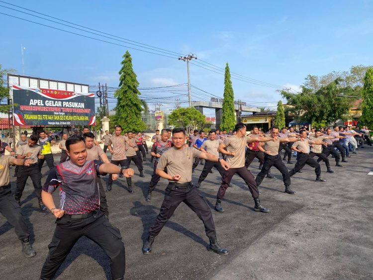 Polresta Palangka Raya melaksanakan kegiatan Latihan Peningkatan Kemampuan Bela Diri Polri bagi seluruh personel, yang digelar di halaman Mako olresta Palangka Raya, Selasa (6/5/2025).