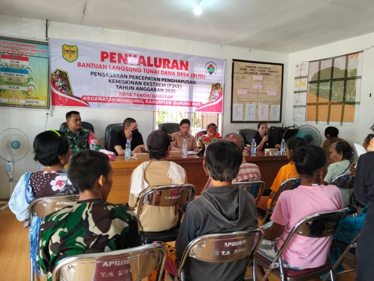 Babinsa Koramil 1016-04/Manuhing Kodim 1016 Palangka Raya Sertu Yakob melaksanakan pendampingan penyaluran Bantuan Langsung Tunai Dana Desa (BLT-DD) Triwulan I dan II Tahun 2025, dilaksanakan di Kantor Desa Tangki Dahuyan, Kecamatan Manuhing Raya, Kabupaten Gunung Mas, Rabu (07/05/2025).