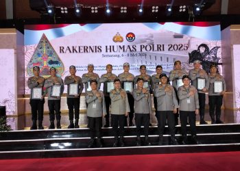 Pemberian penghargaan tersebut diserahkan langsung oleh, Kadivhumas Polri Irjen Pol Dr. Sandi Nugroho, S.IK., M.Hum kepada, Kabidhumas Polda Kalteng Kombes Pol Erlan Munaji, S.IK., M.Si. dalam rapat kerja teknis (Rakernis) Humas Polri Tahun 2025 di Gedung Serbaguna, Akademi Kepolisian (Akpol) Semarang, Jawa Tengah, Rabu (7/5/2025).