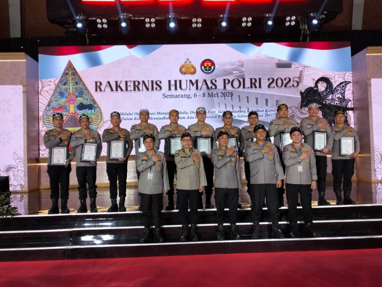 Pemberian penghargaan tersebut diserahkan langsung oleh, Kadivhumas Polri Irjen Pol Dr. Sandi Nugroho, S.IK., M.Hum kepada, Kabidhumas Polda Kalteng Kombes Pol Erlan Munaji, S.IK., M.Si. dalam rapat kerja teknis (Rakernis) Humas Polri Tahun 2025 di Gedung Serbaguna, Akademi Kepolisian (Akpol) Semarang, Jawa Tengah, Rabu (7/5/2025).