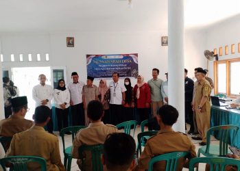 Usai Musyawarah Desa / Pemilihan Pengurus Koperasi Merah Putih, Foto bersama Para Staff Desa, Sekcam, Kades, Sekdes, Ketua BPD, Ketua LPM. (Foto. Dok: RH/Mitrapolri.Com/07/05/2025)