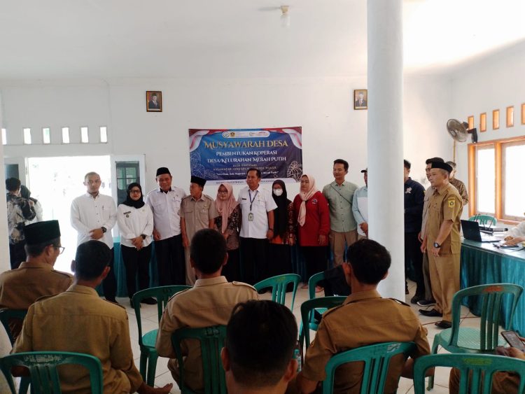 Usai Musyawarah Desa / Pemilihan Pengurus Koperasi Merah Putih, Foto bersama Para Staff Desa, Sekcam, Kades, Sekdes, Ketua BPD, Ketua LPM. (Foto. Dok: RH/Mitrapolri.Com/07/05/2025)