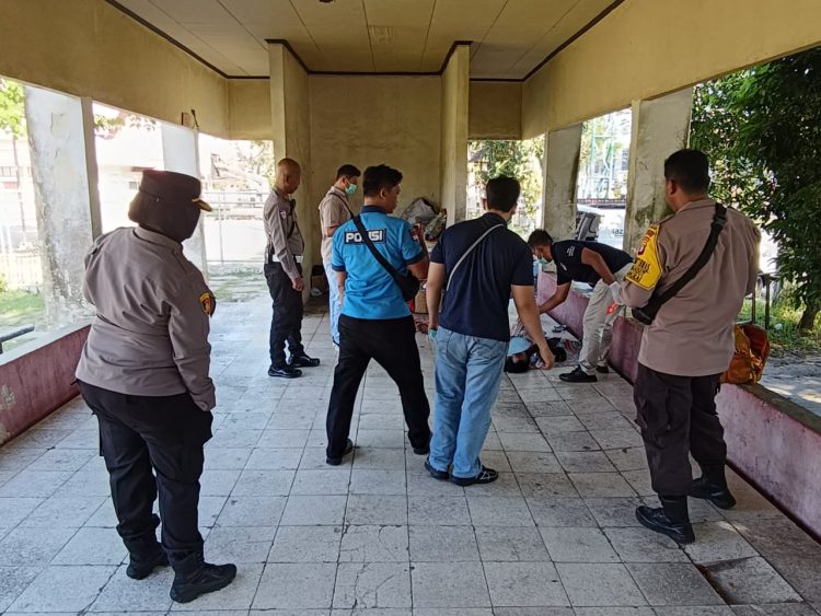 Suasana pagi di Jalan Ahmad Yani RT 05 RW VIII, Kelurahan Langkai, Kecamatan Pahandut, mendadak gempar setelah seorang warga ditemukan meninggal dunia di tribun area Stadion Sanaman Mantikei, Kamis (8/5/2025) sekitar pukul 08.00 WIB.
