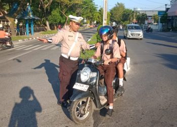 Satlantas Polresta Palangka Raya menggelar kegiatan Dikmas Lantas dengan menyasar pengendara di ruas Jalan Ahmad Yani, Kamis (8/5/2025).