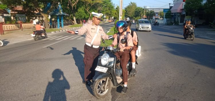 Satlantas Polresta Palangka Raya menggelar kegiatan Dikmas Lantas dengan menyasar pengendara di ruas Jalan Ahmad Yani, Kamis (8/5/2025).