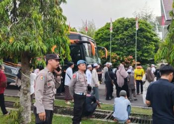Polresta Palangka Raya menerjunkan personelnya untuk mengamankan kegiatan pelepasan calon jamaah haji Kota Palangka Raya yang berlangsung di halaman Kantor Wali Kota, Sabtu, (10/5/2025).
