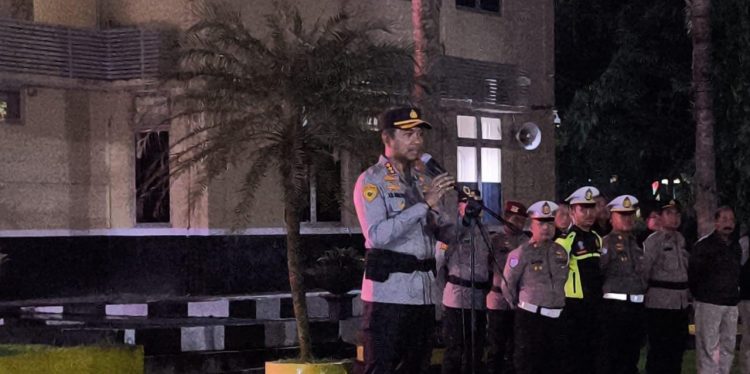 Kapolresta Banyumas Kombes Pol Dr. Ari Wibowo, S.I.K., M.H., memimpin kegiatan Apel patroli skala besar dalam rangka cipta kondisi harkamtibmas di wilayah Kabupaten Banyumas.