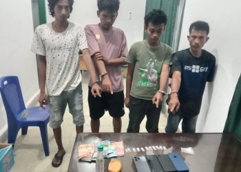 Empat pria dewasa berhasil diamankan, yaitu Dodi Handoko (40), Arianto (24), Feri Kuncoro (25), dan Faisal Efendi (25). Keempatnya sempat berusaha melarikan diri namun berhasil digagalkan oleh petugas.
