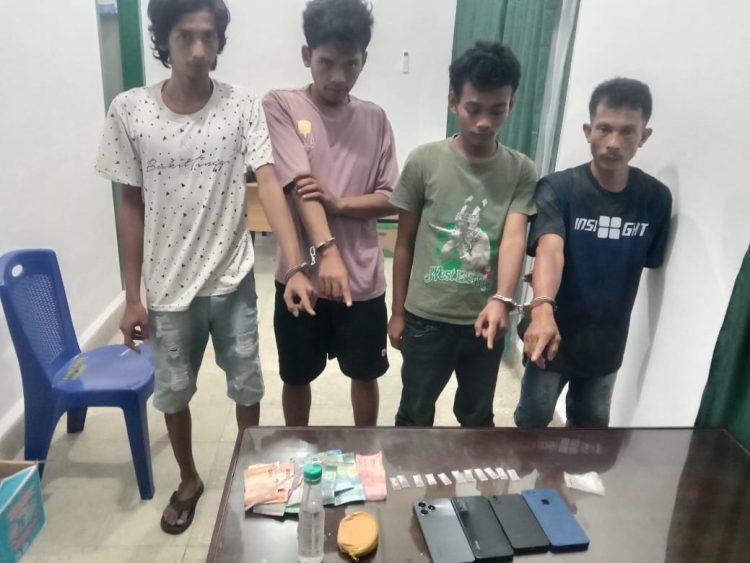 Empat pria dewasa berhasil diamankan, yaitu Dodi Handoko (40), Arianto (24), Feri Kuncoro (25), dan Faisal Efendi (25). Keempatnya sempat berusaha melarikan diri namun berhasil digagalkan oleh petugas.