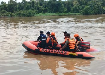 Bhabinkamtibmas Kelurahan Pahandut Seberang Polsek Pahandut Polresta Palangka Raya turut melaksanakan pengamanan sekaligus pencarian pada Senin (11/5/2025), mulai pukul 07.00 WIB di kawasan Pelabuhan milik Ciang, Jl. Palangka Raya–Bukit Rawi RT 05 RW I, Kelurahan Pahandut Seberang.