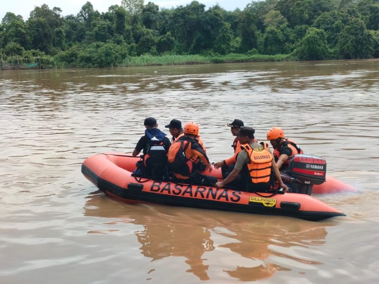 Bhabinkamtibmas Kelurahan Pahandut Seberang Polsek Pahandut Polresta Palangka Raya turut melaksanakan pengamanan sekaligus pencarian pada Senin (11/5/2025), mulai pukul 07.00 WIB di kawasan Pelabuhan milik Ciang, Jl. Palangka Raya–Bukit Rawi RT 05 RW I, Kelurahan Pahandut Seberang.