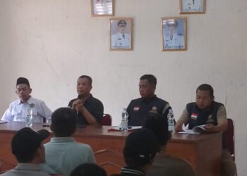 Kepala Desa Situsari Dahlan Memberikan arahan dalam pemilihan Ketua Karang Taruna. (Foto. Dok: RH/Mitrapolri.com)