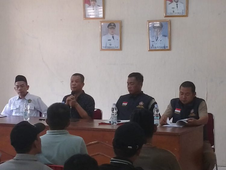 Kepala Desa Situsari Dahlan Memberikan arahan dalam pemilihan Ketua Karang Taruna. (Foto. Dok: RH/Mitrapolri.com)