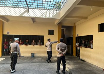 Personel Satuan Tahanan dan Barang Bukti (Sattahti) Polresta Palangka Raya bersama petugas piket fungsi melakukan pemeriksaan rutin terhadap para tahanan di ruang tahanan, Selasa (13/5/2025).
