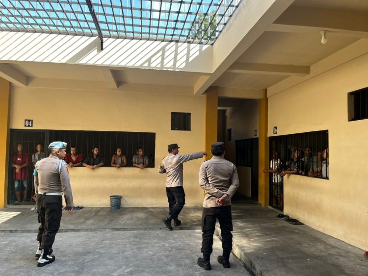Personel Satuan Tahanan dan Barang Bukti (Sattahti) Polresta Palangka Raya bersama petugas piket fungsi melakukan pemeriksaan rutin terhadap para tahanan di ruang tahanan, Selasa (13/5/2025).