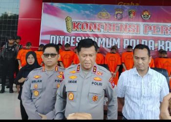 Polda Kalimantan Tengah menggelar konferensi pers terkait hasil pengungkapan kasus penjarahan massal Tandan Buah Segar (TBS) kelapa sawit yang terjadi di PT Agro Karya Prima Lestari (AKPL), Kabupaten Seruyan.