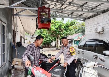 Proses Evakuasi satu unit sepeda motor yang telah lama terparkir tanpa diketahui pemiliknya di depan barak milik warga bernama Ibu Suji, Jalan G. Obos XB, RT 05 RW XII, Kelurahan Menteng, Selasa (13/5/2025).
